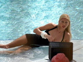 Anna Kournikova in Pool Wallpaper