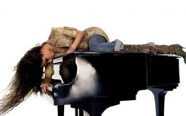 Alicia on the piano Wallpaper